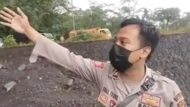 Erupsi Gunung Semeru terjadi pada Sabtu (4/12). Kini beredar video aksi heroik polisi mengimbau truk-truk penambang pasir untuk meninggalkan lokasi, saat erupsi terjadi.