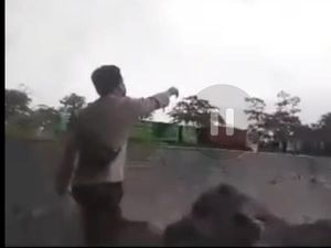 Aksi Heroik Polisi Lumajang Saat Detik-detik Erupsi Semeru