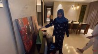 Apartemen baru yang mewah tersebut sudah berisi beberapa barang milik Ria Ricis, seperti foto pernikahannya dengan Teuku Ryan. Foto: YouTube Ria Ricis