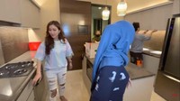 Suasana dapur yang ada di apartemen Ria Ricis. Foto: YouTube Ria Ricis