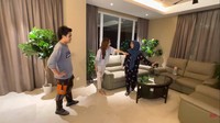 Ria Ricis memperlihatkan apartemen barunya ke sahabatnya. Foto: YouTube Ria Ricis