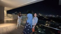 Pemandangan kota kala malam hari dari apartemen Ria Ricis. Foto: YouTube Ria Ricis