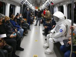 Lho, Astronaut Kok Keliling Kota?