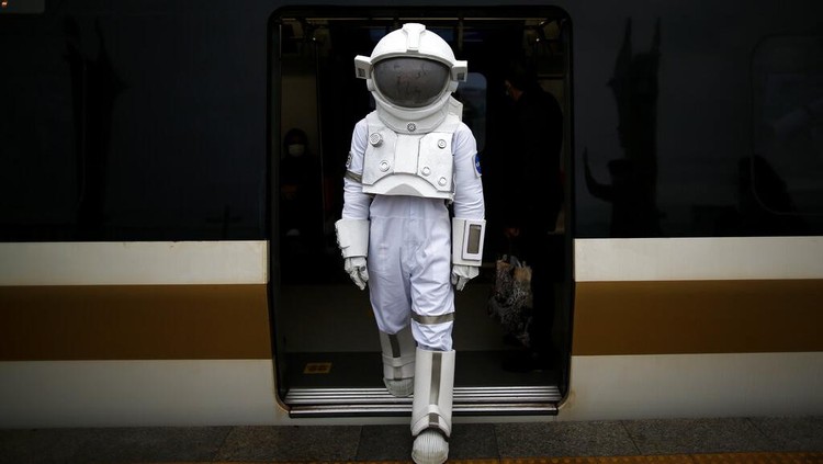 Seorang pria berpakaian astronot terlihat di sejumlah ruang publik. Ternyata ia tengah melakukan bagian dari kampanye untuk mempromosikan Pameran Luar Angkasa NASA, di Istanbul, Turki, Sabtu, 4 Desember 2021. (AP Photo/Emrah Gurel)