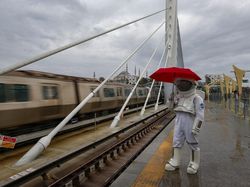 Lho, Astronaut Kok Keliling Kota?