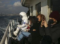 Lho, Astronaut Kok Keliling Kota?