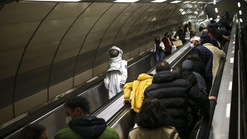 Seorang pria berpakaian astronaut menaiki eskalator di stasiun MRT. Pameran Petualangan Luar Angkasa NASA, yang juga dikenal sebagai pameran luar angkasa bergerak terbesar di dunia, akan dibuka untuk umum di Istanbul. Pameran ini akan menampilkan modul khusus dari luar angkasa dan puluhan instrumen berteknologi tinggi.