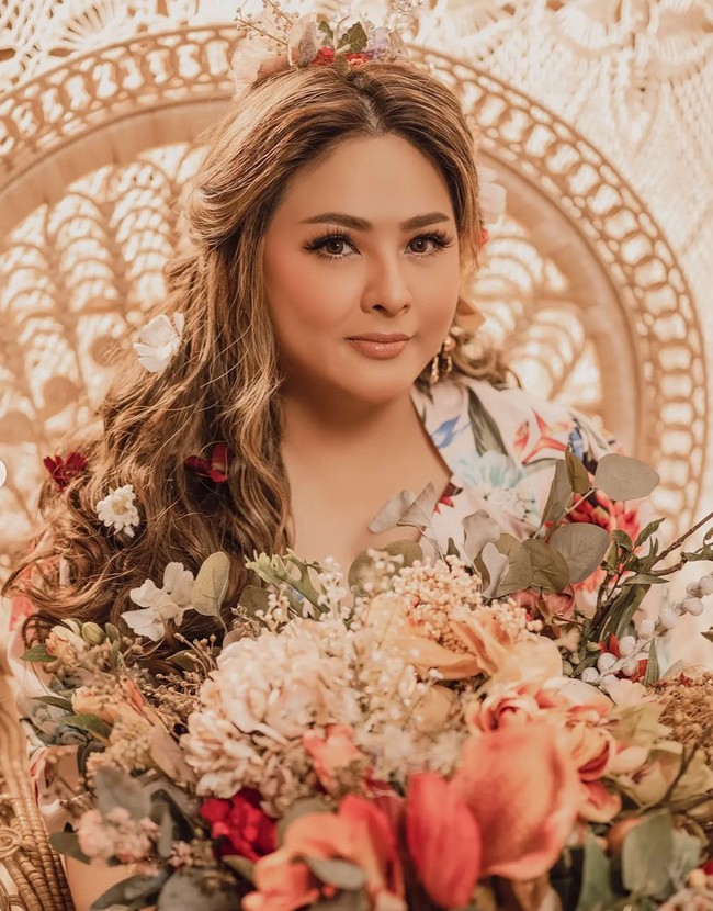 Sudah jarang terlihat di layar kaca, Audy Item kini kembali dengan penampilan baru usai berhasil menurunkan berat badannya sebanyak 10 kg. Melalui akun YouTube Rio Motret, Audy menjelaskan bahwa penurunan berat badannya itu dilakukan hanya dalam kurun waktu 1 hingga 2 bulan. Foto: Instagram