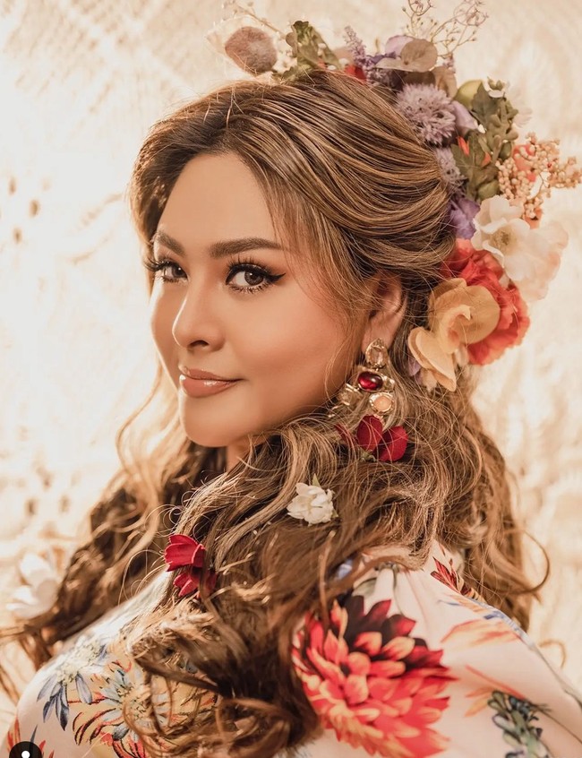 Untuk konsep pemotretani rupanya memang merupakan permintaan dari Audy Item sendiri. Dalam pemotretan tersebut Audy Item pun terlihat didandani seperti wanita-wanita di dalam film telenovela. Foto: Instagram