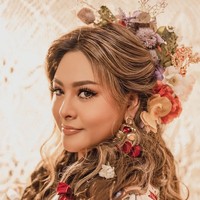 Untuk konsep pemotretani rupanya memang merupakan permintaan dari Audy Item sendiri. Dalam pemotretan tersebut Audy Item pun terlihat didandani seperti wanita-wanita di dalam film telenovela. Foto: Instagram