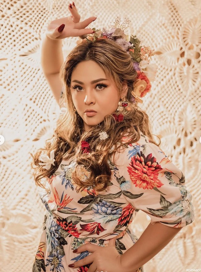 Penampilan baru Audy Item pun banjir pujian netizen. Tak sedikit yang menyebut Audy terlihat semakin cantik. Cantik amattt, komentar salah seorang netizen. Cantikkk esmeralda!!, tulis komentar lain. Foto: Instagram