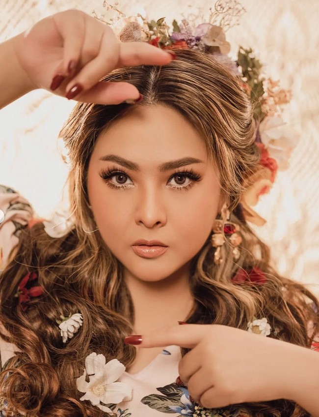 Sementara makeupnya sendiri terlihat minimalis dengan nuansa nude yang membuat kecantikan naturalnya semakin terpancar. Bagaimana menurutmu penampilan Audy Item dalam pemotretannya ini? Foto: Instagram