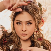 Sementara makeupnya sendiri terlihat minimalis dengan nuansa nude yang membuat kecantikan naturalnya semakin terpancar. Bagaimana menurutmu penampilan Audy Item dalam pemotretannya ini? Foto: Instagram