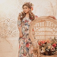 Mengenakan gaun bermotif bunga dan hiasan kepala yang juga dipenuhi dengan berbagai macam bunga membuat penampilan Audy terlihat semakin anggun. Penampilannya itu dipercantik dengan aksesori berupa anting berwarna merah keemasan dan kuku yang telah diberi kuteks berwarna merah. Foto: Instagram