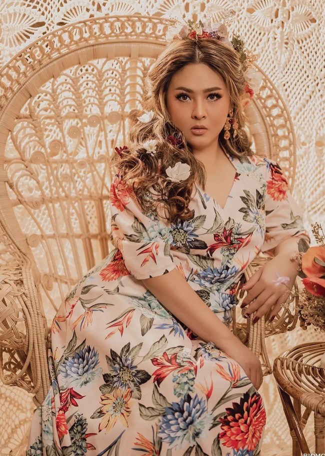 Foto-foto hasil pemotretan pun tampak dibagikan ke akun Instagram milik Rio Motret dan Audy Item. Terlihat penampilan Audy Item yang semakin cantik dan anggun mengenakan gaun bermotif bunga. Foto: Instagram
