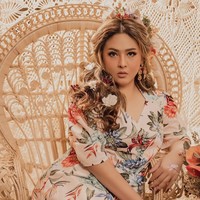 Foto-foto hasil pemotretan pun tampak dibagikan ke akun Instagram milik Rio Motret dan Audy Item. Terlihat penampilan Audy Item yang semakin cantik dan anggun mengenakan gaun bermotif bunga. Foto: Instagram