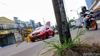 Terdapat 2 tiang yang berdiri di tengah Jalan Cinere Raya.