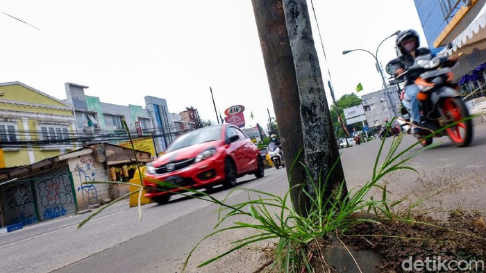 Awas Meleng Gaes! Ada Tiang 'Makan' Jalan di Jalan Cinere Depok Pengendara yang melintas di Jalan Cinere Raya, Depok, perlu berhati-hati. Sebab, ada tiang yang berdiri di tengah jalan.