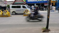 Pengendara yang melintas umumnya melambatkan lajunya supaya tidak menabrak tiang. 