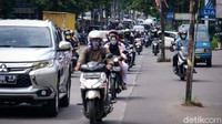 Keberadaan tiang yang berdiri di tengah jalan bisa menyebabkan kecelakaan apabila pengendara tidak fokus. 