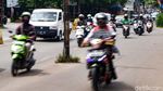 Awas Meleng Gaes! Ada Tiang Makan Jalan di Jalan Cinere Depok