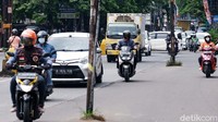 Pengendara melintas di Jalan Cinere Raya, Depok, Senin (6/12/2021).