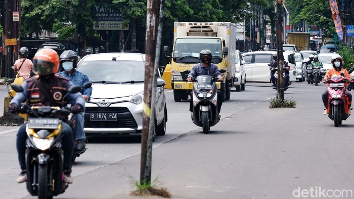 Pengendara yang melintas di Jalan Cinere Raya, Depok, perlu berhati-hati. Sebab, ada tiang yang berdiri di tengah jalan.