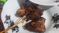 Selain ayam rarang yang pedas nampol, disajikan pula ayam gorengnya yang nikmat. Ada juga sate ati ample. Foto: detikFood/Yenny Mustika Sari