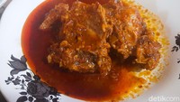 Melihat tampilan ayam rarang yang merah merona, kami tak sabar dan langsung mencicipinya. Tekstur daging ayam rarangnya sangat empuk, padahal menggunakan jenis ayam kampung. Foto: detikFood/Yenny Mustika Sari
