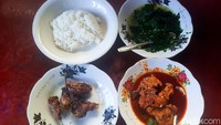 Satu porsinya terdiri dari menu paketan yang harganya Rp 40.000. Kamu sudah bisa puas menikmati nasi hangat ditemani 2 potong ayam rarang, 2 potong ayam goreng, seporsi beberuk, dan seporsi sayur bening kelor. Foto: detikFood/Yenny Mustika Sari