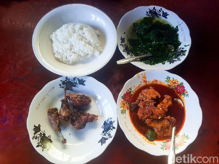 Pedas Nampol Ayam Rarang khas Lombok Racikan Inaq Dellah