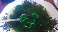Ada juga sayur bening yang segar. Saat tim detikFood mencicipinya, sayur yang diolah adalah daun kelor. Foto: detikFood/Yenny Mustika Sari