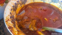 Kamu bisa menikmatinya di Rumah Makan Rarang Inaq Dellah. Rumah makan yang sangat sederhana ini sudah berdiri sejak tahun 1976. Sampai saat ini usianya mencapai 45 tahun. Foto: detikFood/Yenny Mustika Sari