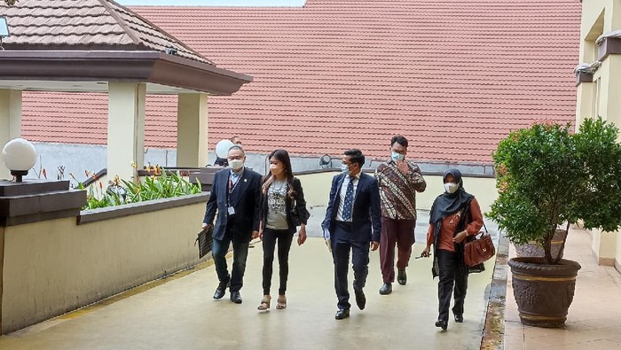 Ayu Thalia tiba di Polres Jakut untuk diperiksa laporan Nicholas Sean