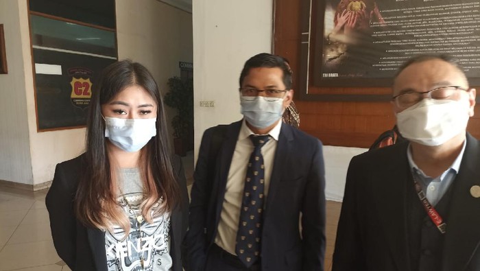 Ayu Thalia usai diperiksa soal laporan anak Ahok di Polres Metro Jakarta Utara