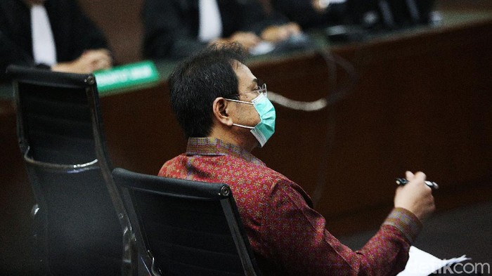 Mantan Wakil Ketua DPR Azis Syamsuddin menjalani sidang perdana kasus suap mantan penyidik KPK AKP Stepanus Robin Pattuju. Azis didakwa memberi suap sekitar Rp 3,6 miliar.