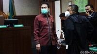 Azis meninggalkan Pengadilan Pengadilan Tipikor Jakarta usai sidang dakwaan.