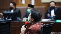 Azis menjalani sidang perdana di Pengadilan Tipikor Jakarta, Jalan Bungur Besar Raya, Jakpus, Senin (6/12/2021).
