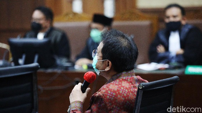 Azis Syamsuddin Didakwa Menyuap Eks Penyidik KPK Rp 3,6 Miliar Mantan Wakil Ketua DPR Azis Syamsuddin menjalani sidang perdana kasus suap mantan penyidik KPK AKP Stepanus Robin Pattuju. Azis didakwa memberi suap sekitar Rp 3,6 miliar.