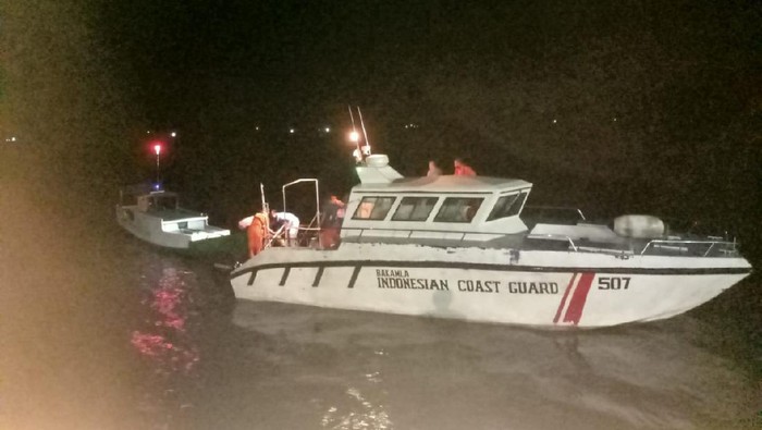 Bakamla evakuasi longboat mati mesin di Maluku