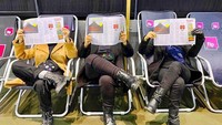 Mereka viral setelah memberikan jawaban menohok saat lebih banyak ditanya soal penampilan mereka yang berhijab ketimbang soal musik.  