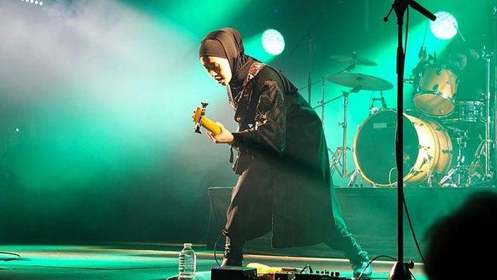 Voice of Baceprot, band metal yang berasal dari Garut, Jawa Barat menjadi sorotan publik Tanah Air. Pasalnya band yang digawangi oleh tiga wanita berhijab ini berhasil mewujudkan mimpi bisa tampil di luar negeri.