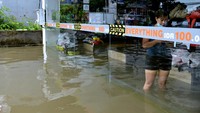 Beberapa toko pun tetap buka meski tergenang banjir.