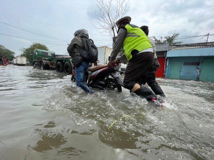 Banjir Jakarta Utara kembali terjadi Sejak Senin (6/12/2021) pagi. Bagaimana kondisi terbarunya saat ini?