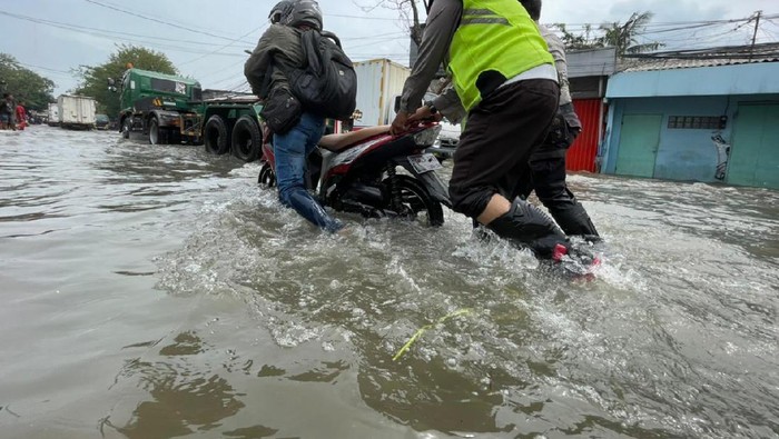 Banjir Jakarta Utara kembali terjadi Sejak Senin (6/12/2021) pagi. Bagaimana kondisi terbarunya saat ini?