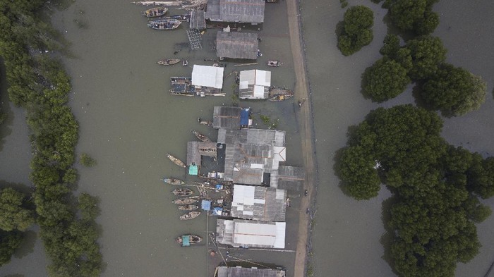 Banjir Rob Masih Genangi Muara Gembong Bekasi Foto udara banjir rob yang menggenangi rumah dan tambak warga di Desa Pantai Mekar, Muaragembong, Kabupaten Bekasi, Jawa Barat, Senin (6/12/2021). Banjir rob telah menggenangi wilayah tersebut selama empat hari akibat kenaikan permukaan air laut. ANTARA FOTO/Fakhri Hermansyah/wsj.