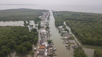 Foto udara banjir rob yang menggenangi rumah dan tambak warga di Desa Pantai Mekar, Muaragembong, Kabupaten Bekasi, Jawa Barat, Senin (6/12/2021). Banjir rob telah menggenangi wilayah tersebut selama empat hari akibat kenaikan permukaan air laut. (ANTARA FOTO/Fakhri Hermansyah).