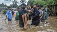 Sejumlah anggota Brimob Polda NTB mengevakuasi warga dari lokasi banjir di Dusun Kebon Lauk, Desa Sesela, Kecamatan Gunungsari, Lombok Barat, NTB.