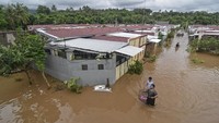 Hujan dengan intensitas sedang hingga lebat di sebagian wilayah pulau Lombok sejak Minggu (5/12) hingga Senin (6/12) menyebabkan terjadinya luapan sungai yang merendam sejumlah desa di tiga kecamatan di Lombok Barat yakni Kecamatan Sekotong, Kecamatan Batulayar dan Kecamatan Gunungsari.