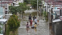 Sejumlah warga membawa barang-barangnya saat terjadi banjir di Perumahan Bhayangkara Ranjok, Kecamatan Gunungsari, Lombok Barat, NTB.